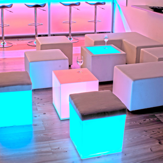 LED Sitzwürfel [ ICE CUBE ] - Mietmöbel von ELEMENTS EVENTDESIGN