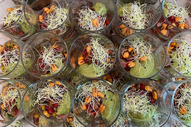 Beef Tatar Avocado frittierter Mais im Glas Catering Rhein Main