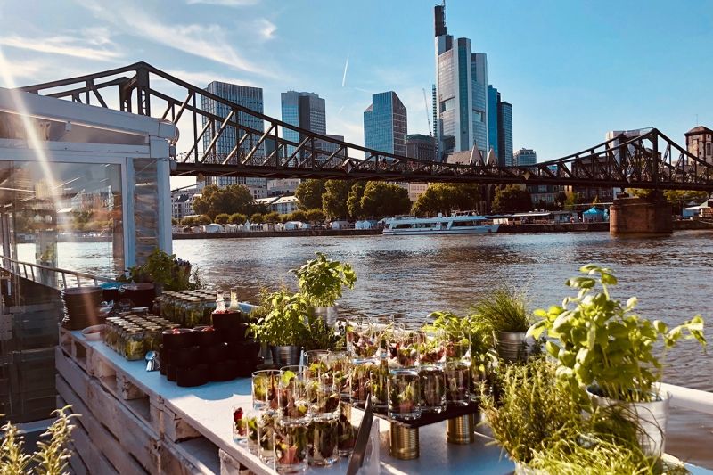 Catering mit Skyline Blick in Frankfurt direkt am Mainufer