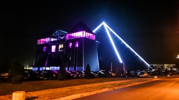 Die-Pyramide Ansicht von Außen bei Nacht