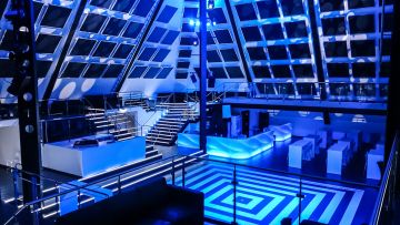 Die-Pyramide Innenbereich unter der Kuppel mit Bestuhlung