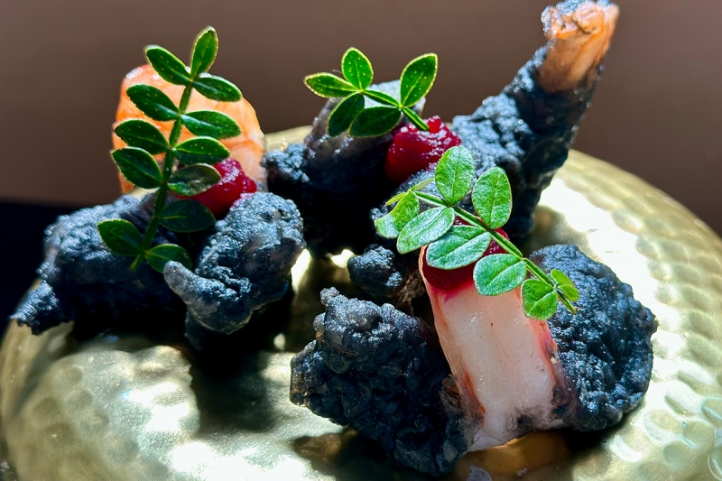 Elements Catering Frankfurt Gambarino Garnelen Schwarze Cracker Gold Teller