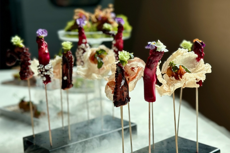 Elements Catering Frankfurt Meeresfrüchte Seafood Saté Spieß Arrangement Vertikal