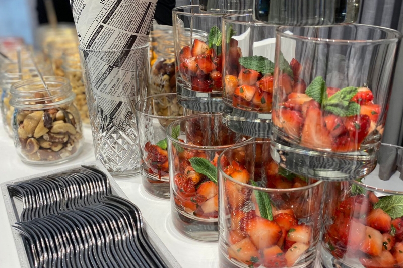 Erdbeer Salat mit Minze Messe Catering in Frankfurt Dessert im Glas