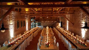 Eventlocation mit Eventmöbeln und Dekoration