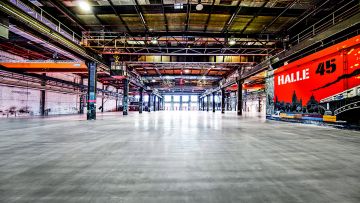 Halle 45 Innenansicht ohne Möbel - viel Platz für Ihre Veranstaltung 