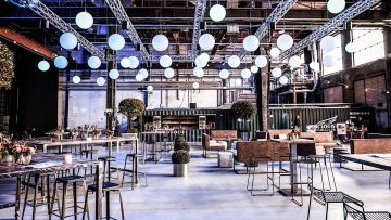 Halle 45 Mainz Event dekoriert mit Hochtischen Barhockern und Loungemöbeln