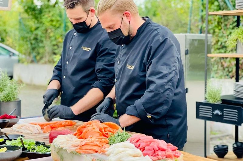 Köche am Sashimi Buffet