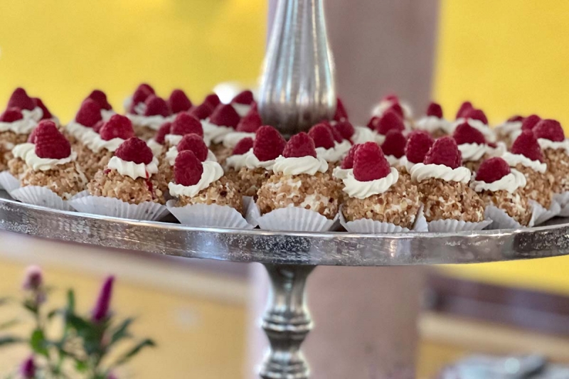 Kuchen am Stiel Frankfurter Kranz Sweets Dessertbuffet