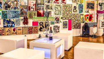 Kunstraum Dreieich Loungeecke mit Tetris Sitzhockern und Led Loungetisch