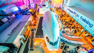 Lufthansa Location Ansicht von oben mit Flugsimulatoren