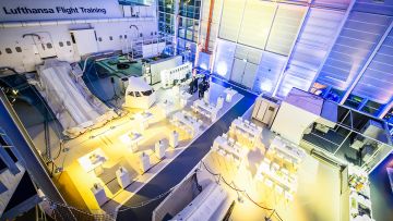 Lufthansa Location Eventhalle von oben mit Bestuhlung