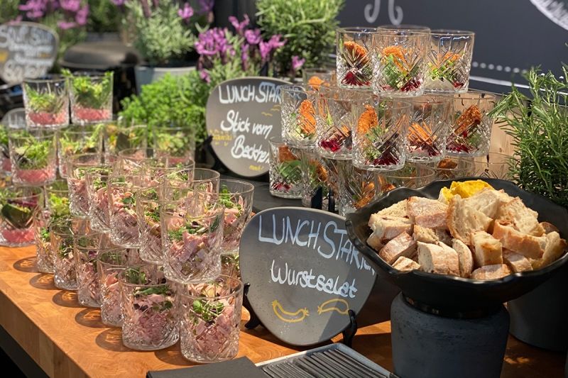 Lunch Buffet Starter im Glas Wurstsalat Backhändl Wildkräutersalat