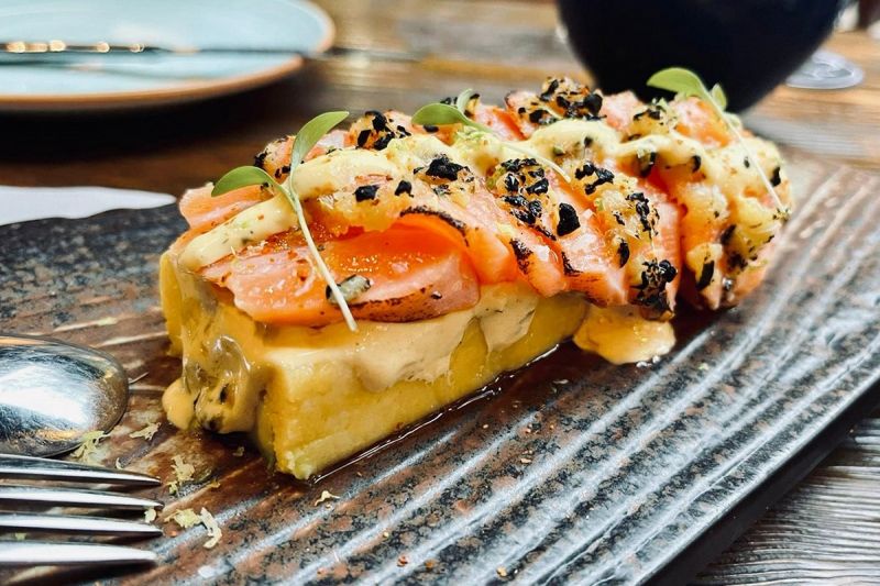 Maki Causa mit Lachs, Aburi Sauce Ceviche Mayonnaise und Shichimi Tōgarashi