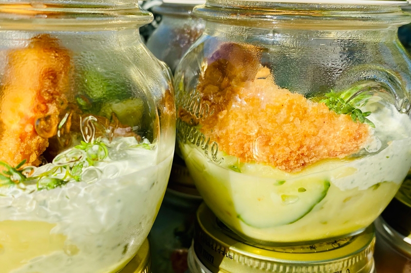 Mini Schnitzel auf Kartoffel Gurken Salat