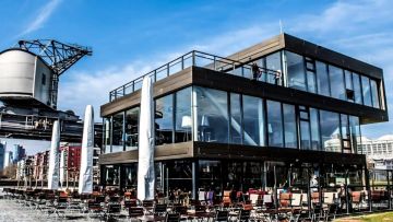 Oosten-Hafenlocation Blick auf den Außenbereich und die Terrassen