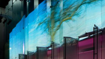 Projektion auf Glaswand im Saal