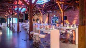 Tagesveranstaltung mit Mietmöbeln Dekoration und Catering Buffet