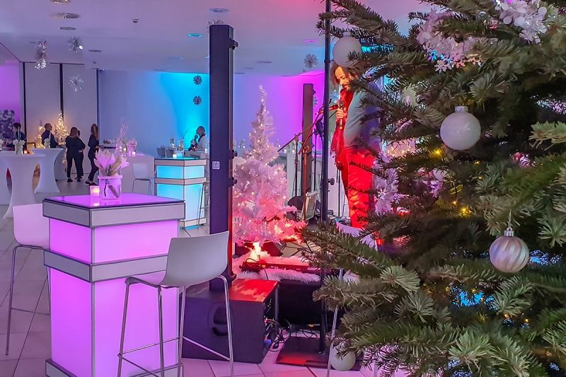 Weihnachtsfeier mit weissem Mobiliar Eventdesign