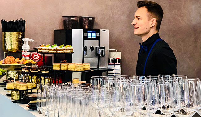 Service an der Bar auf dem Messestand