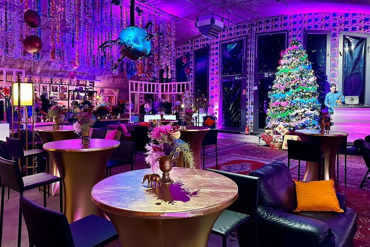 Lounge mit geschmücktem Tannenbaum in der Villa Montez