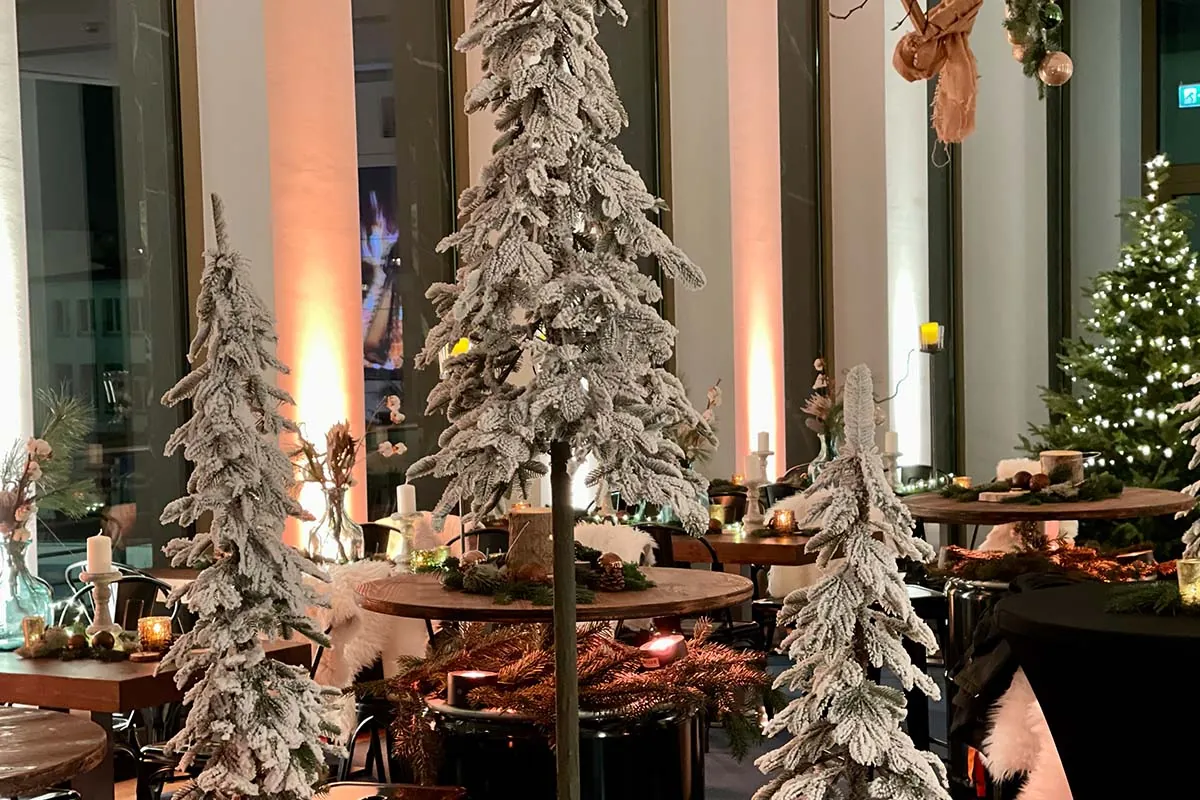 Verschneite Tannen und Kerzenlicht auf einer Weihnachtsfeier in Frankfurt