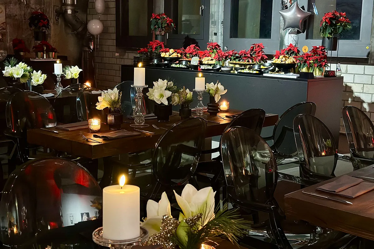Weihnachtlich gedeckte Tafel mit Kerzen und Buffet