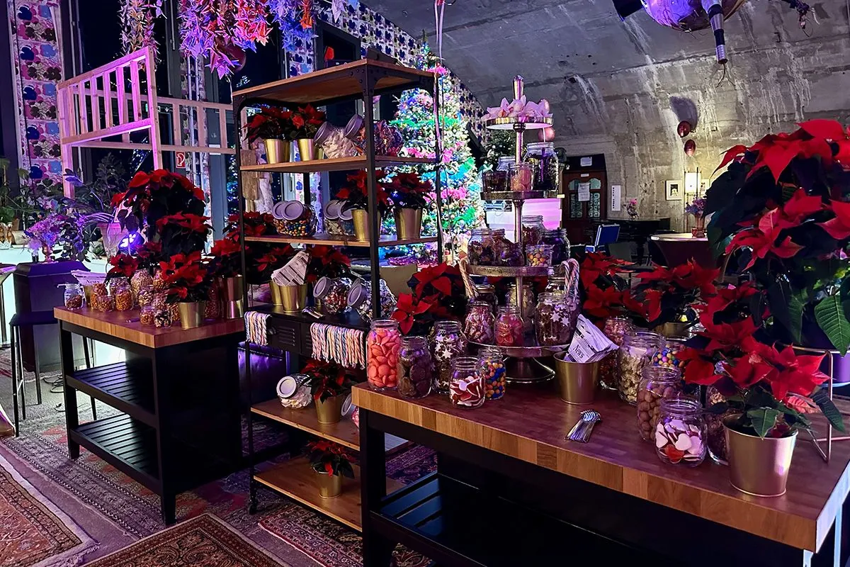 Candy-Bar mit Weihnachtssternen und Tannenbaum
