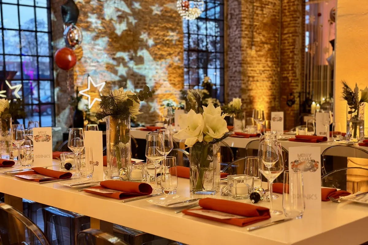 Weihnachtlich gedeckte Dinner-Tafel in der Klassikstadt Frankfurt