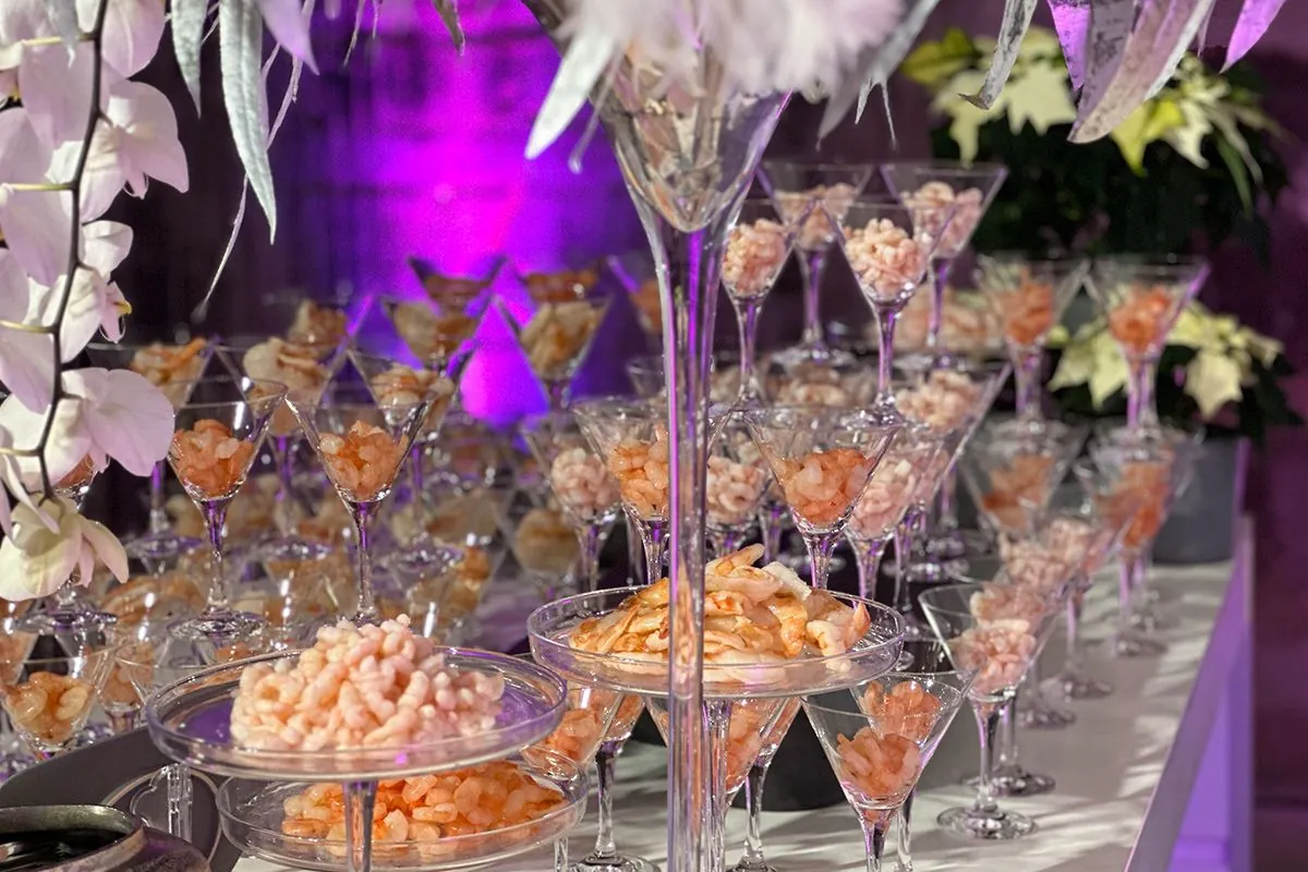 Garnelen-Bar in Martini-Gläsern als Live-Station von ELEMENTS Catering