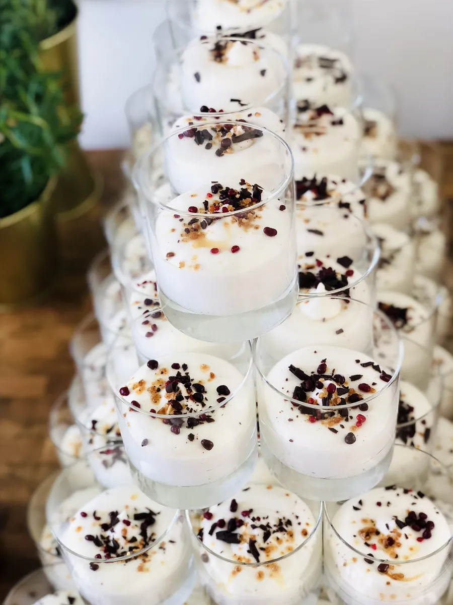 Pyramide aus Desserts im Glas