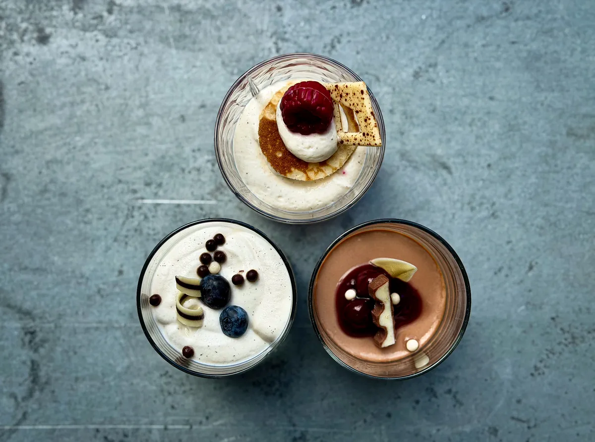 Drei Desserts im Glas, von oben fotografiert
