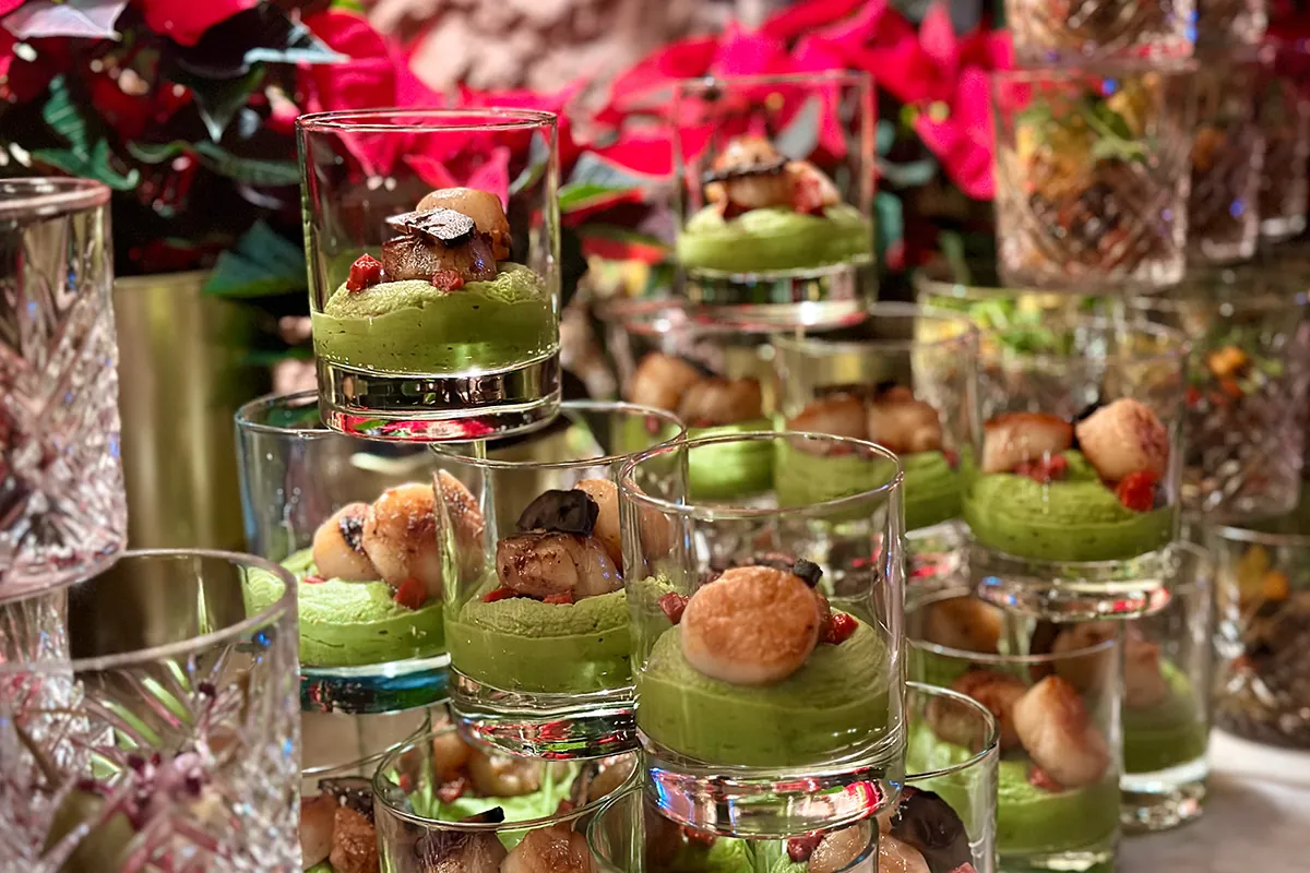 Fingerfood-Starter im Glas vor Weihnachtssternen