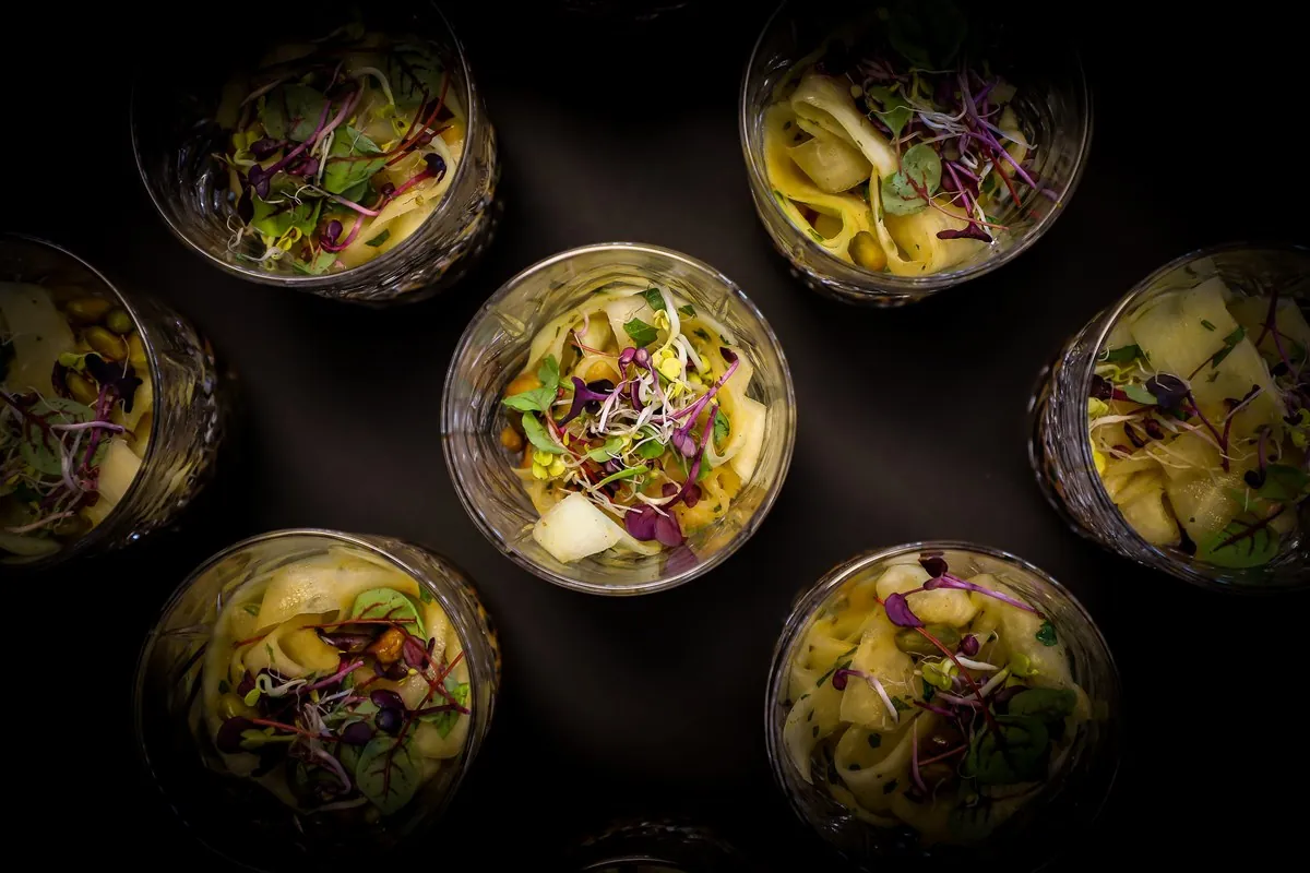 Papaya-Salat als Vorspeise im Glas, von oben