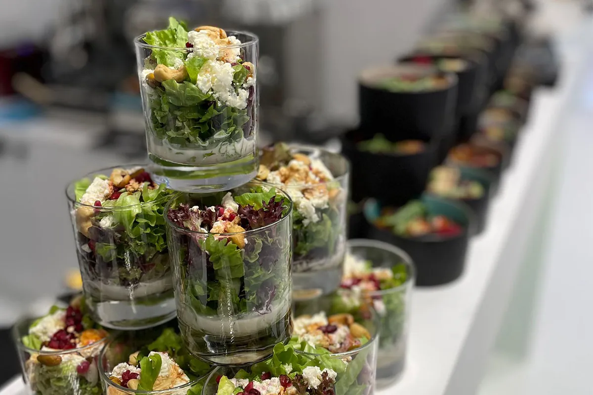 Salat-Bowls im Glas am Buffet