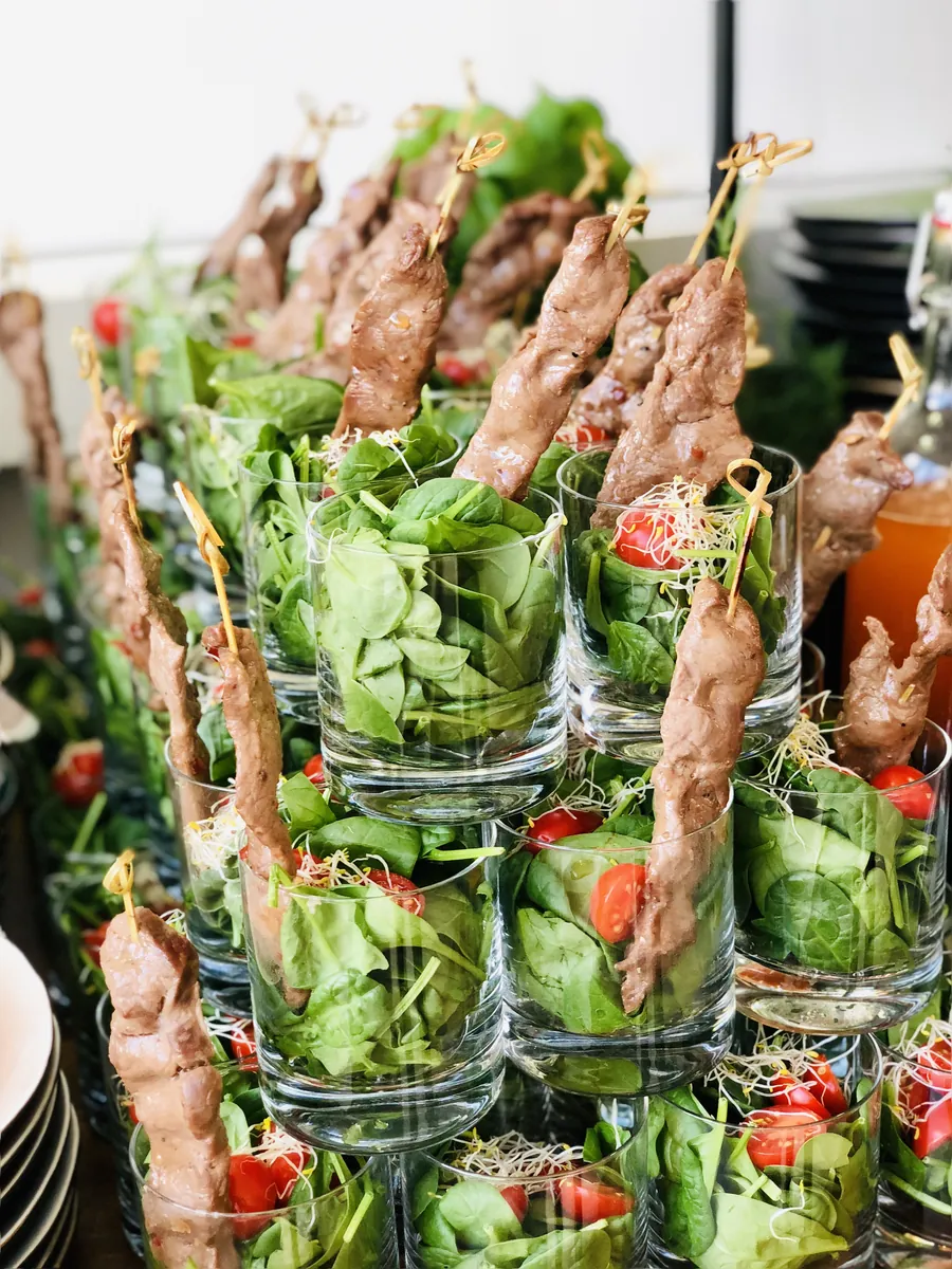 Salat im Glas mit Grissini und Schinken