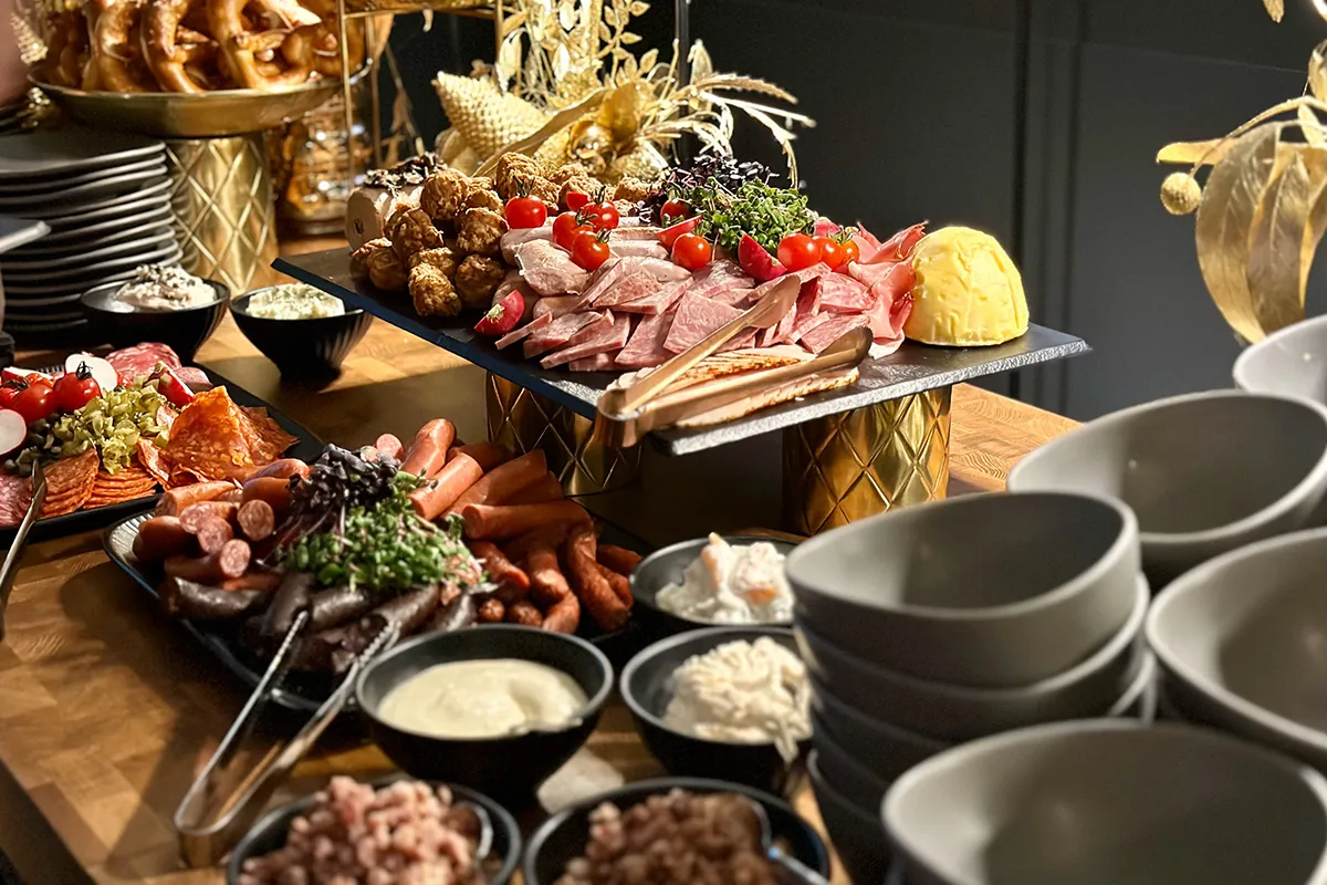 Tapas-Buffet mit Wurst, Antipasti und Dips