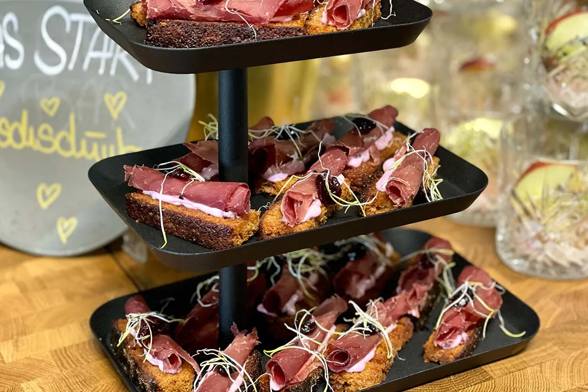 Etagere mit weihnachtlichen Schinken-Crostini