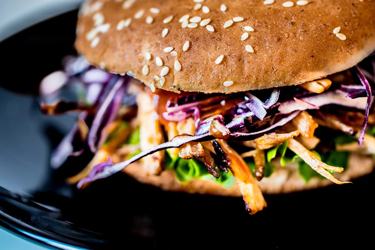 Winter-Burger mit Rotkohl und Pulled Meat