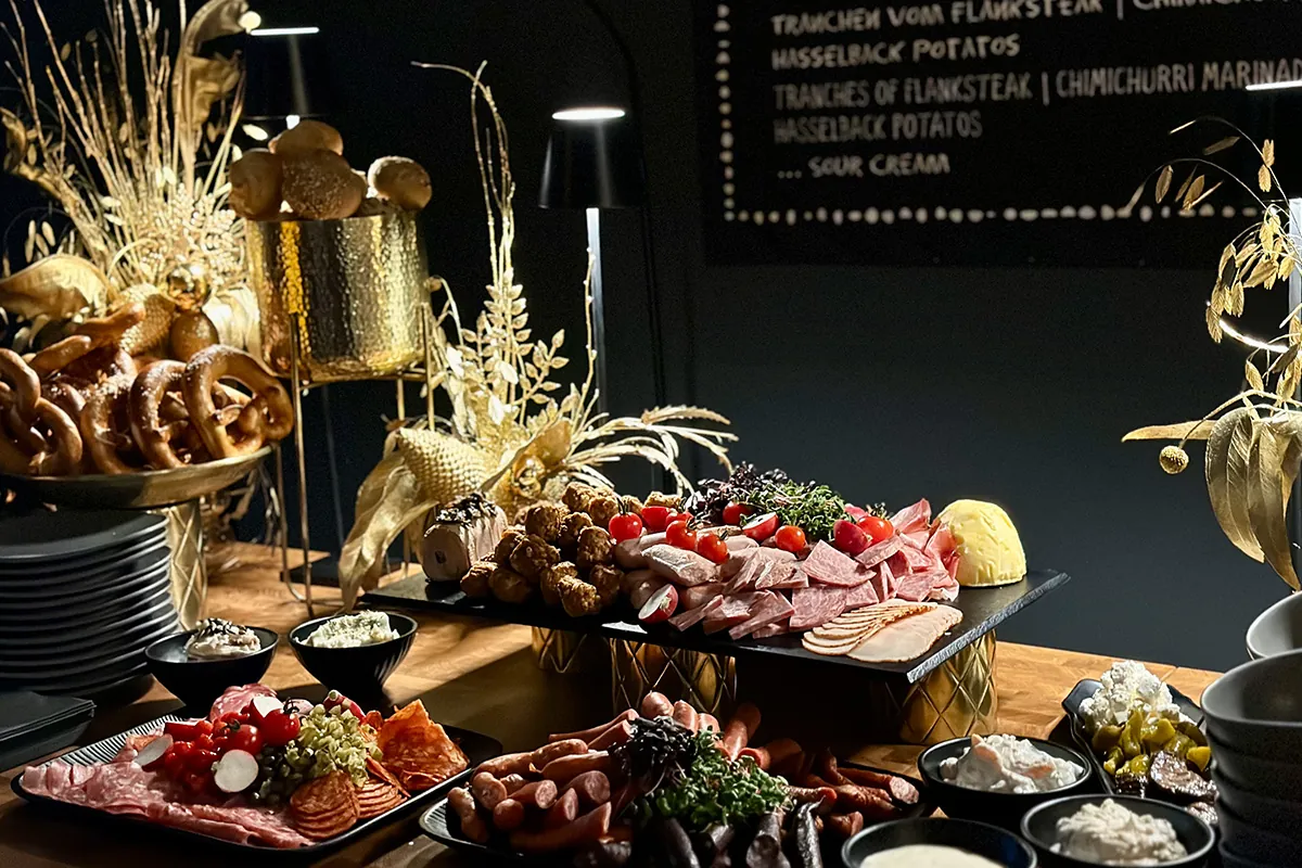 X-Mas-Buffet mit Aufschnitt und goldener Dekoration