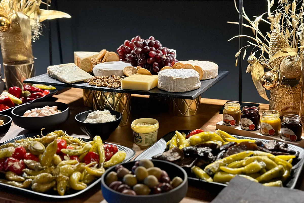 Käse- und Antipasti-Buffet mit goldener Dekoration