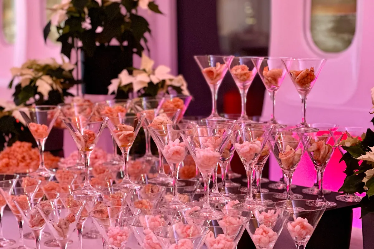 Shrimps-Cocktails in Martini-Gläsern zwischen Weihnachtssternen