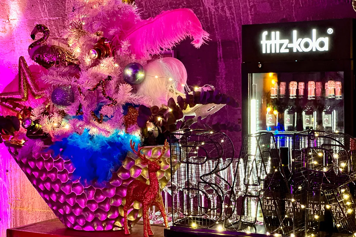Pinke Weihnachtsdekoration mit Federn neben der Getränke-Bar