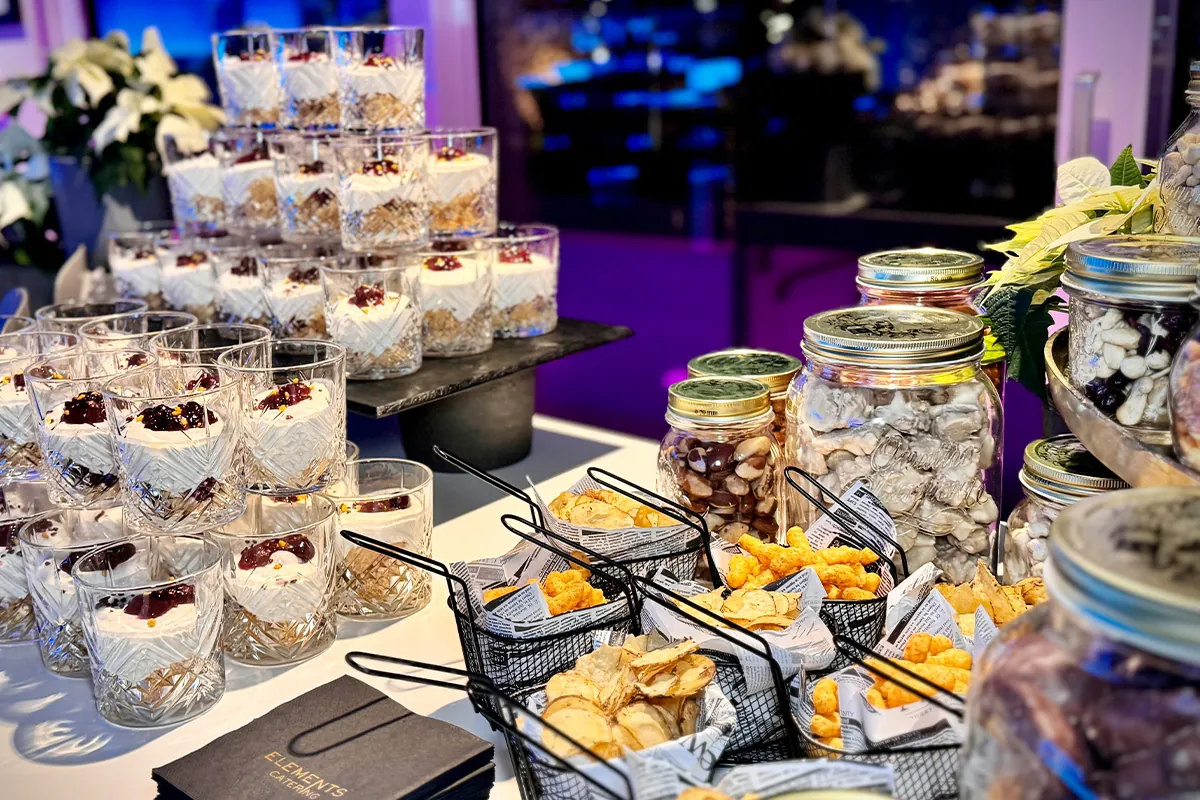 Desserts im Glas und Knabbereien an der Sweets-Station